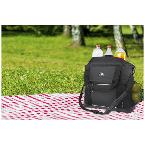 Thermal,Bag,With,A,Set,Of,Dishes,On,A,Checkered